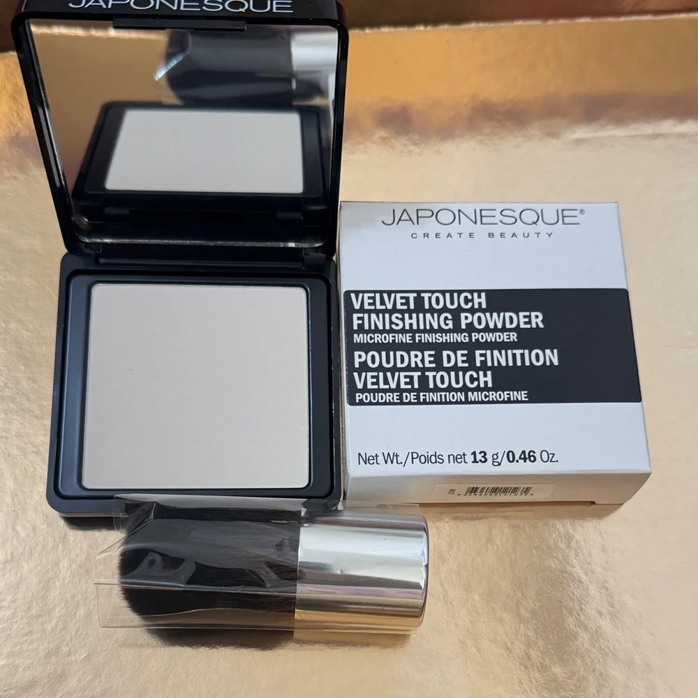Universal Shade Finishing Mattify Skin Powder with free kabuki brush 💓